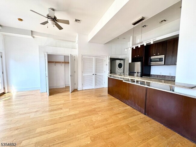 Building Photo - 988 Johnson Pl