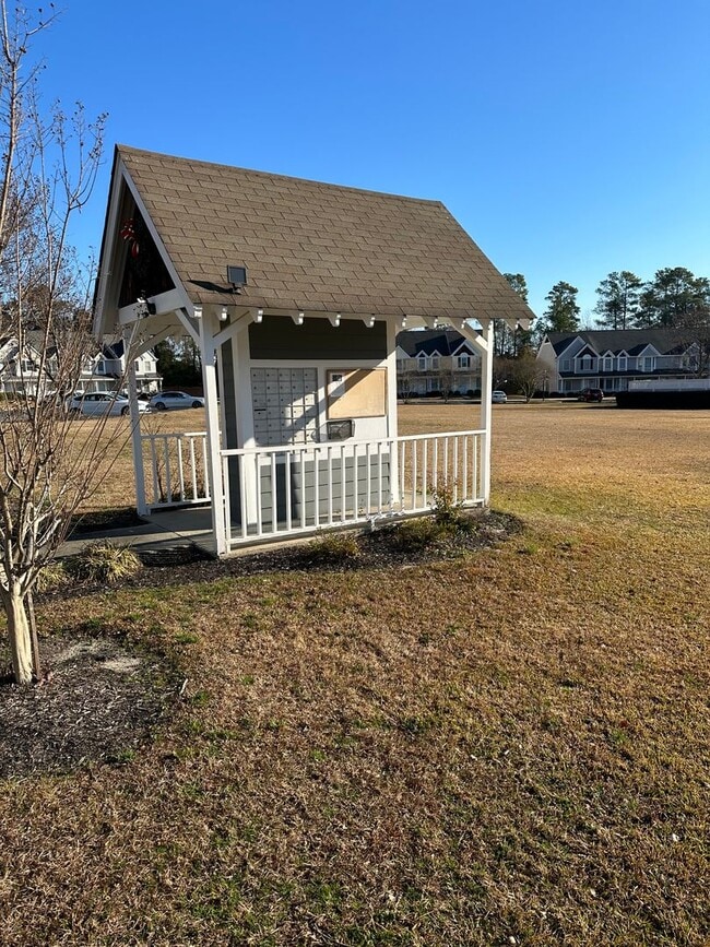 Building Photo - 2 Bedroom 2 bath apt with a POOL! Very close to everything but tucked away.