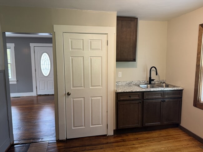 Building Photo - 926 W Water St