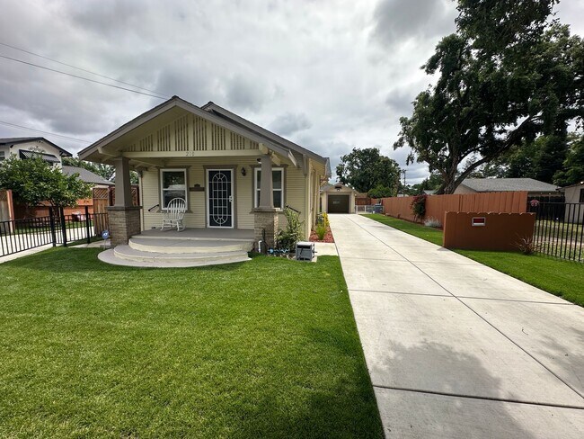 Building Photo - 210 Las Flores Ave