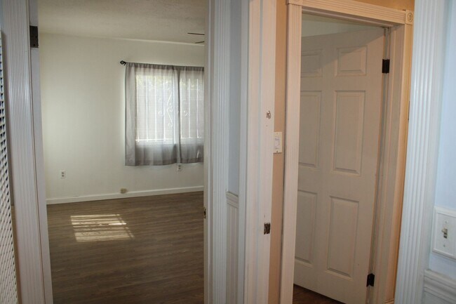 Building Photo - 135 Poinsettia Ave