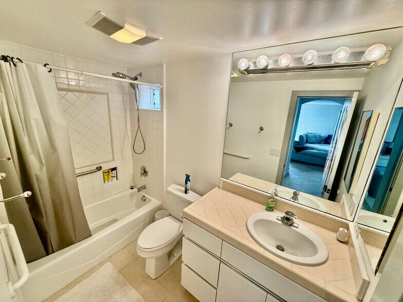 Building Photo - 328 Lakeshore Dr