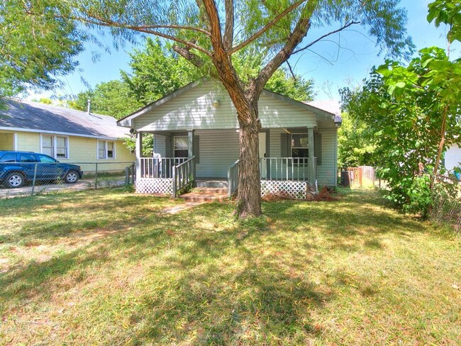 Building Photo - Adorable home in West Tulsa!