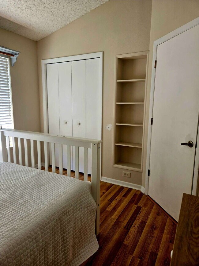 Building Photo - 4/2 Pool Home with pool service included