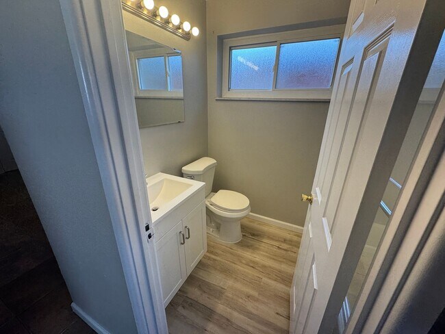 Building Photo - 2 Bedroom Brick Ranch with Garage