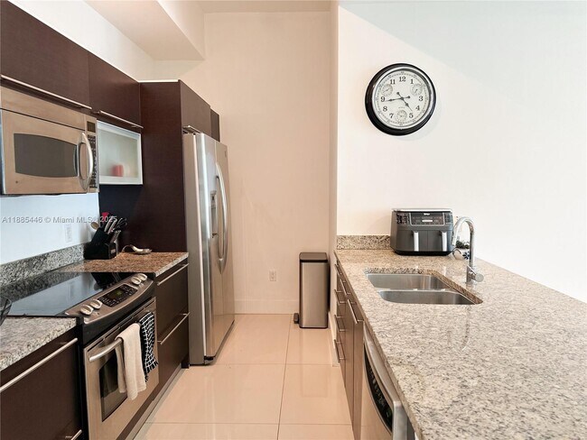 Building Photo - 950 Brickell Bay Dr