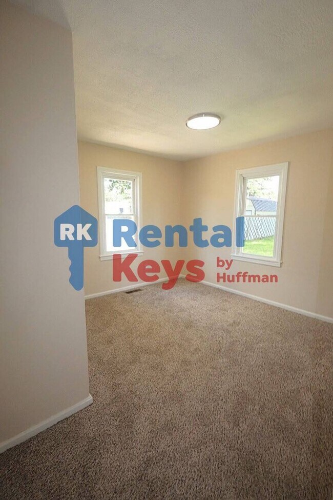 Building Photo - Three Bedroom House | New Flooring