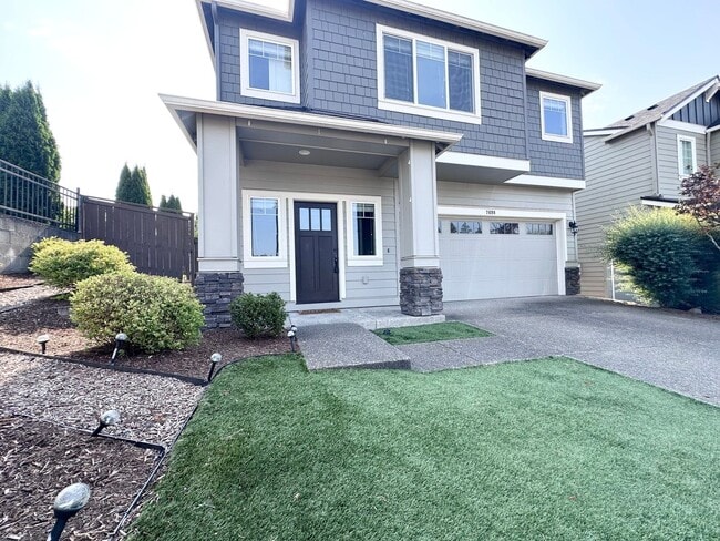 Building Photo - Stunning Modern 5 Bed 3 Bath Home in North...