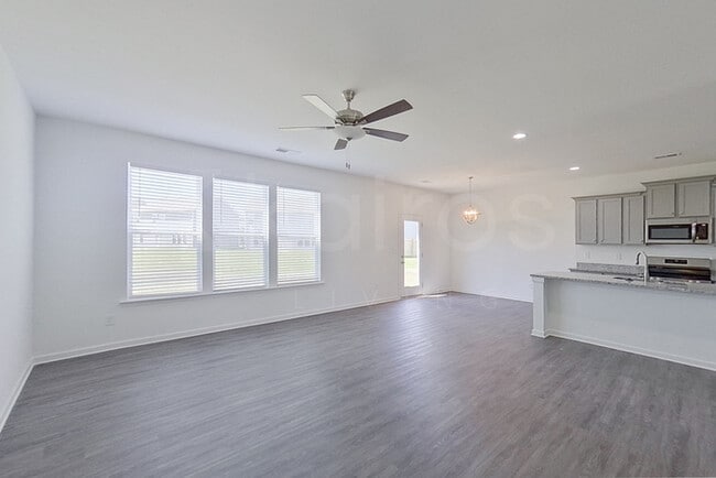 Building Photo - 101 Silver Maple Ln