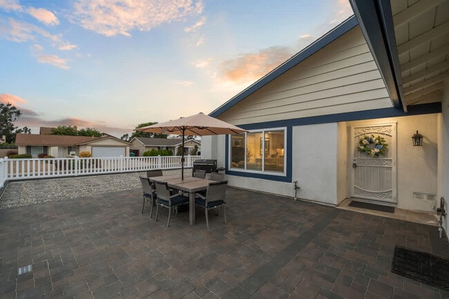 Building Photo - 10983 Parkdale Ave