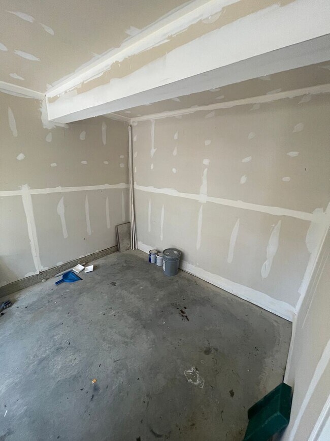 Building Photo - End of unit townhome in Trails at Beech Cr...