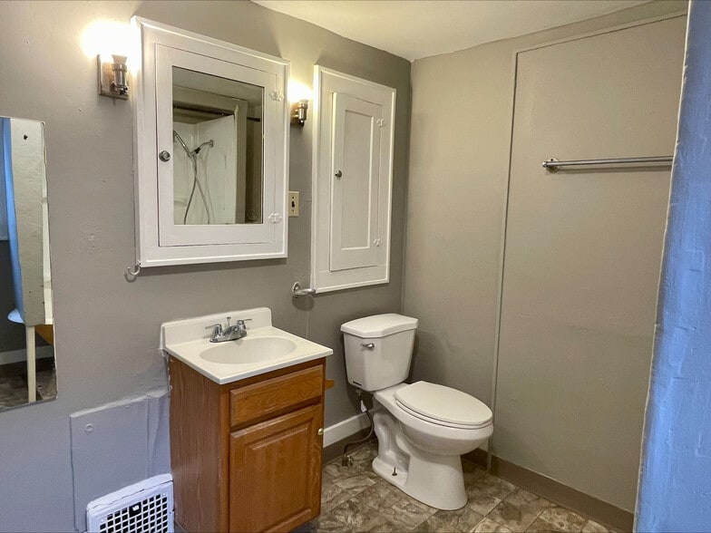 Building Photo - 644 Carpenter St