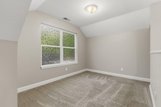Building Photo - 837 S Kentwood Ave