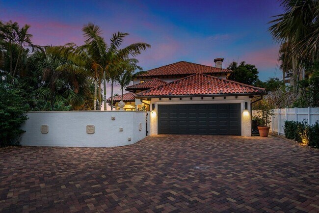 Building Photo - 1 18th Ave S