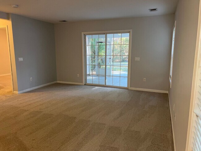 Building Photo - Three Bedroom Home in Pinecrest with Garage