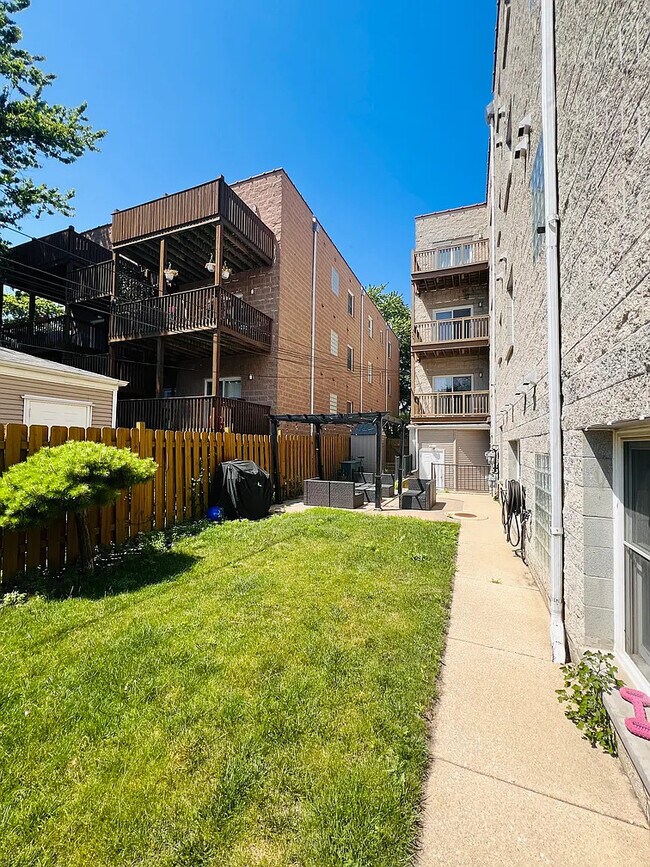 Building Photo - 1761 W Morse Ave