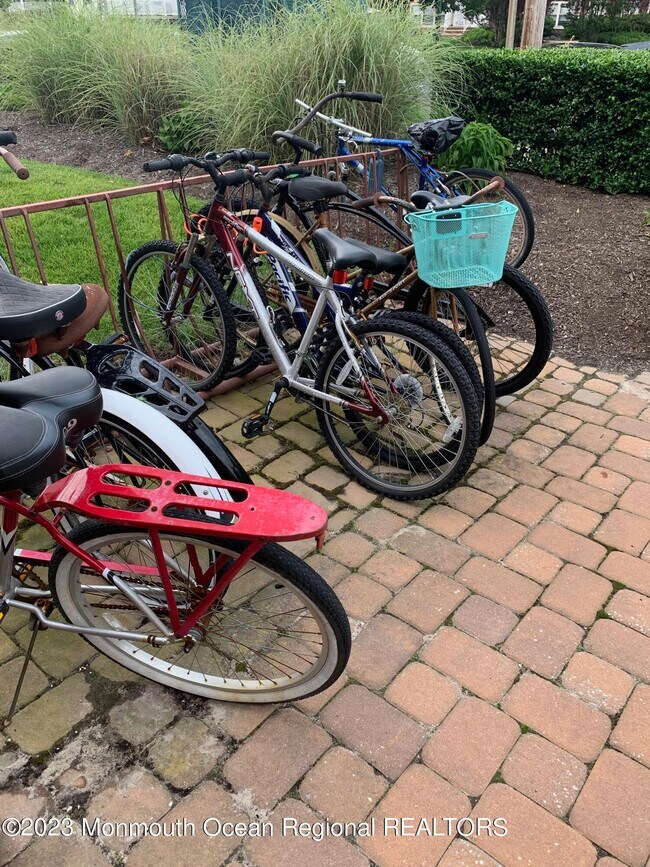 Building Photo - 304 4th Ave