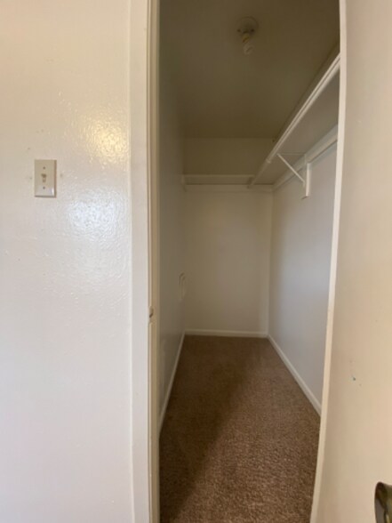 Building Photo - 402 Summer Ct