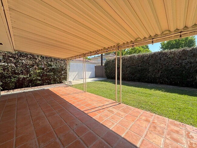 Building Photo - 2 Bedroom home located in Long Beach now available!