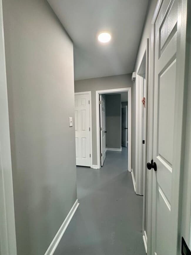 Building Photo - Freshly Remodeled & Move-In Ready!