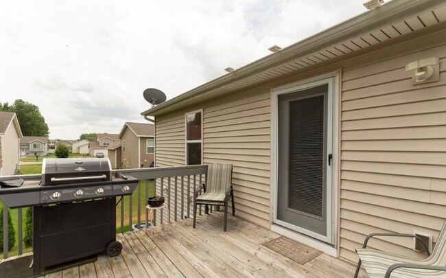 Building Photo - 5900 Clear Pointe Dr SE