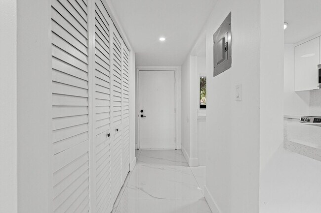 Building Photo - 510 W Park Dr