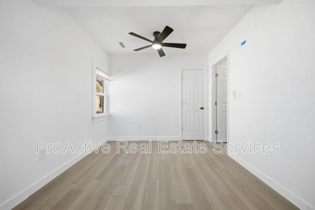 Building Photo - 828 W 42nd St