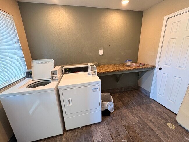 Building Photo - Beautiful Updated 2 Bedroom 1 Bathroom in Auburn