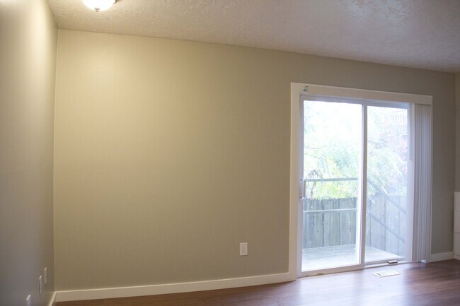 Building Photo - 2bed/2bath, W/D in unit, garage, and all d...