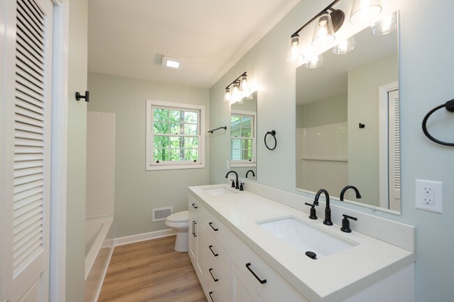 Building Photo - SPACIOUS RETREAT WITH DOWNTOWN CONVENIENCE