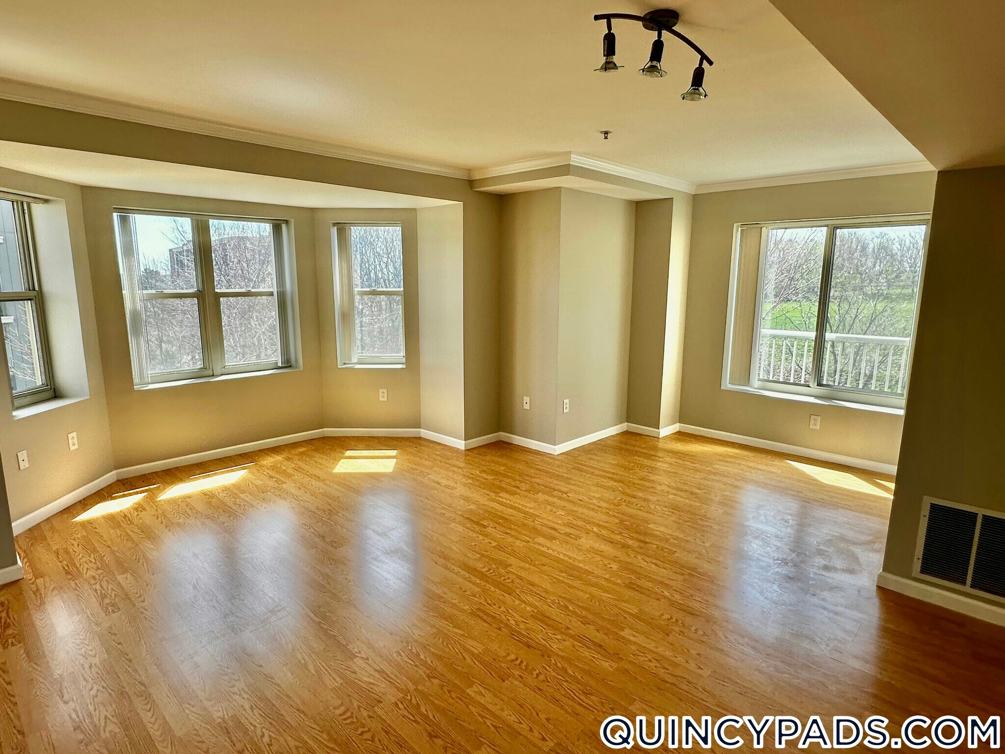 Building Photo - 1 Cityview Ln