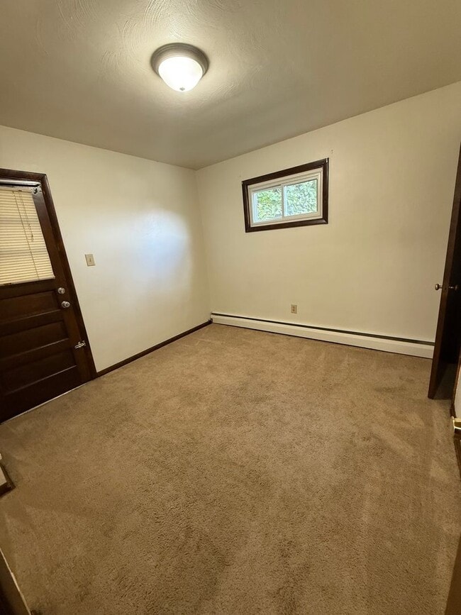 Building Photo - 2 Bedroom 1 Bathroom Apartment For Rent!