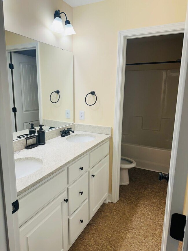 Building Photo - Spacious 4BR Home on 1.98 Acres with Modern Finishes in Tupelo Hills