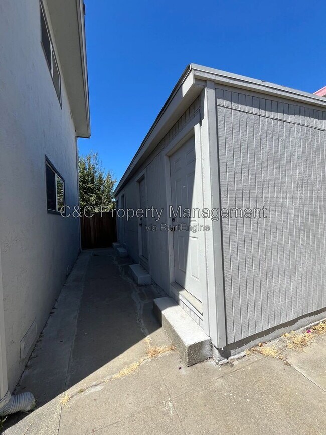 Building Photo - 6628 Helen Ct