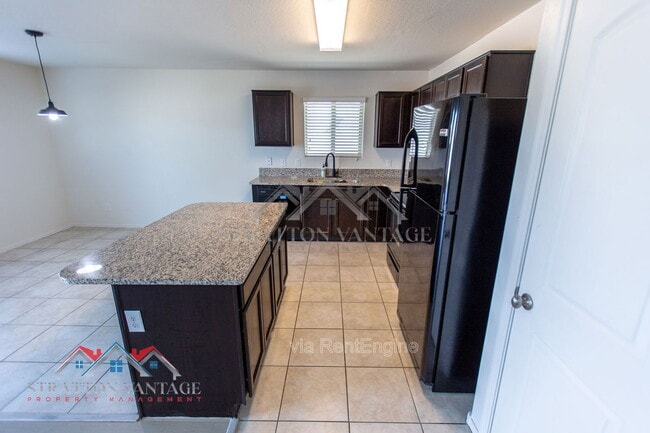 Building Photo - 5926 E Oasis Blvd