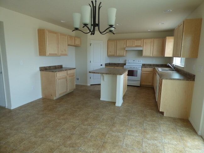Building Photo - Spacious and Beautiful 3 Bed, 2.5 Bath Hom...