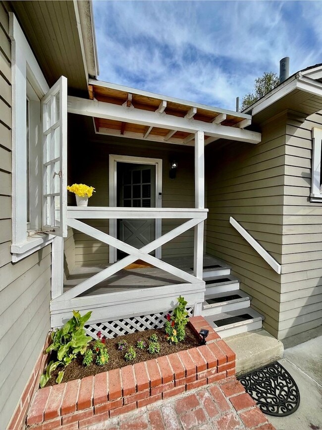 Building Photo - Quintessential Ventura 1 bed rear unit with LARGE, PRIVATE, BEAUTIFUL OUTDOOR LIVING AREA