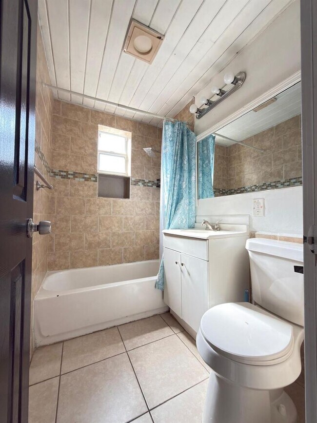 Building Photo - 1832 NE 49th St