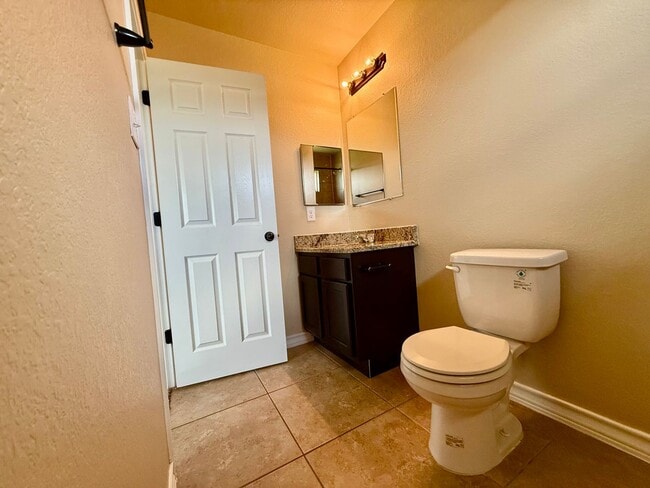 Building Photo - Beautiful 3 BR, 2.5 bath townhome located in the Judson School District