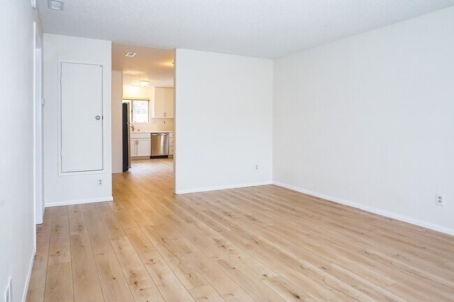 Building Photo - Detached home centrally located in Linda V...