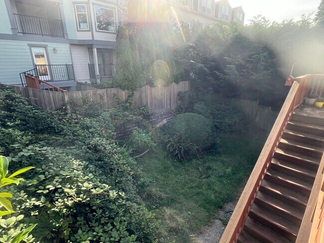 Building Photo - Spacious Fremont 2BR/1BA, split level with private balcony, recently remodeled kitchen!