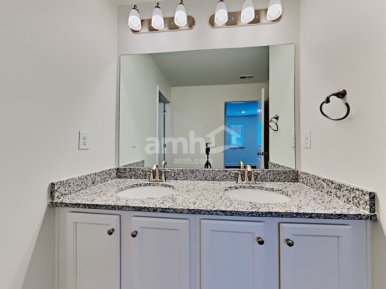 Building Photo - 245 Lake Vista Dr