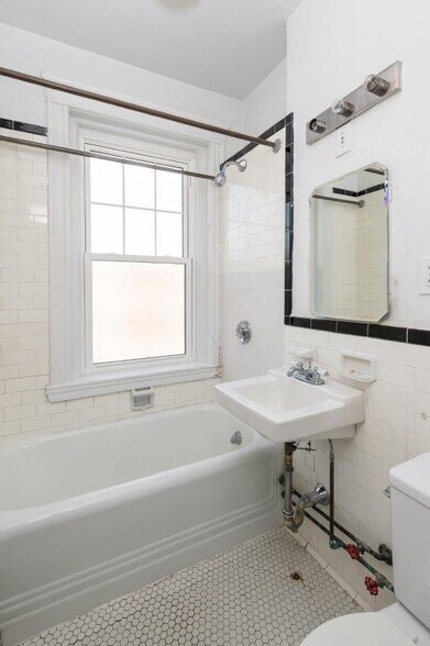 Primary Photo - 18 Forest St