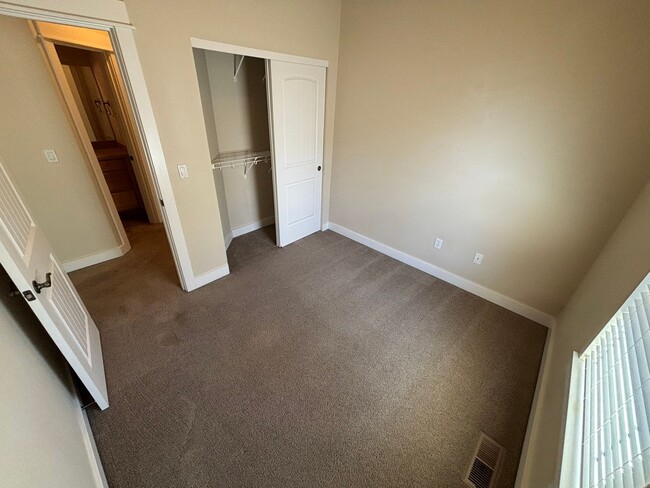 Building Photo - 1031 NE Watt Way