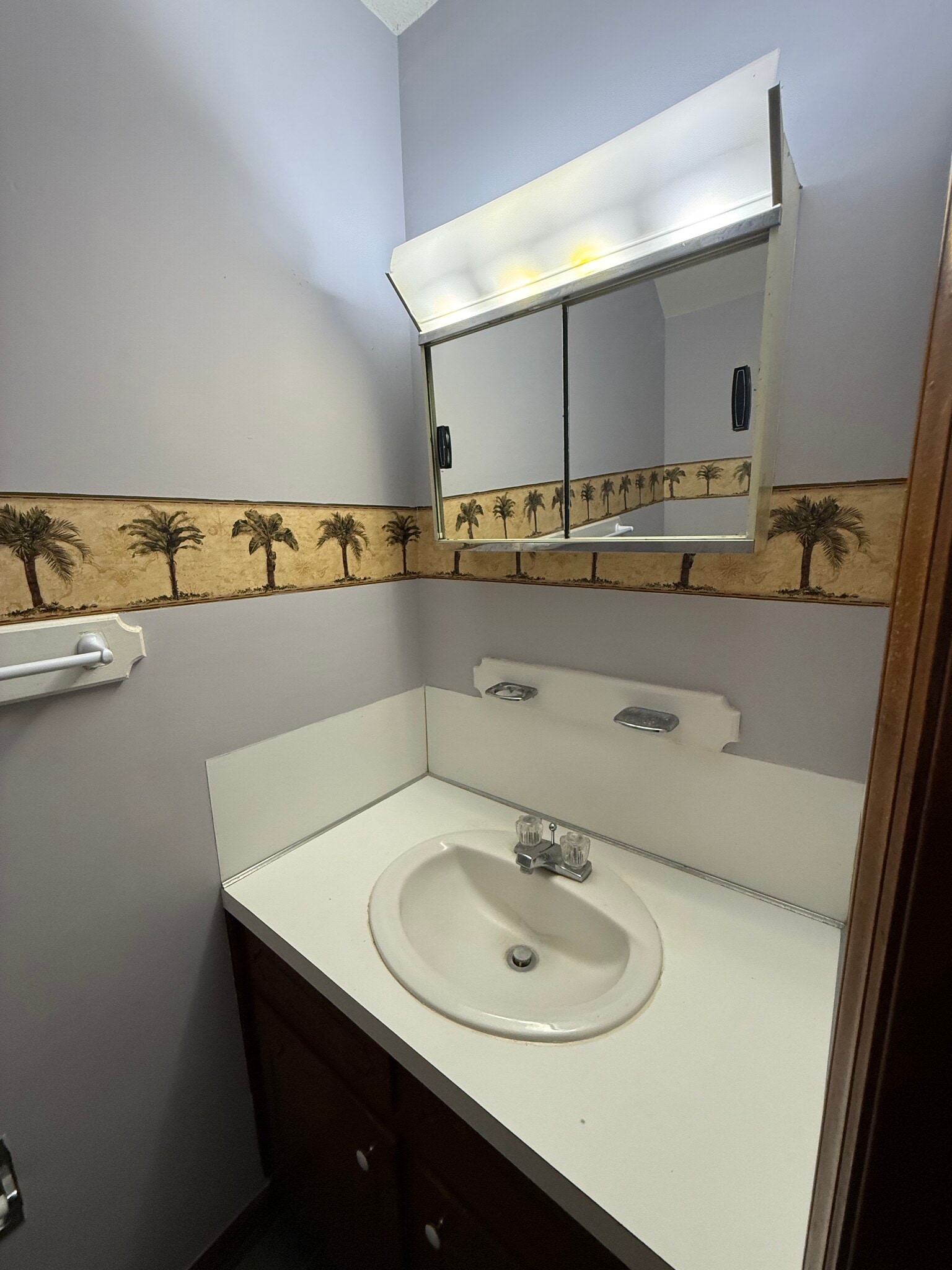 Building Photo - 802 E 7th St