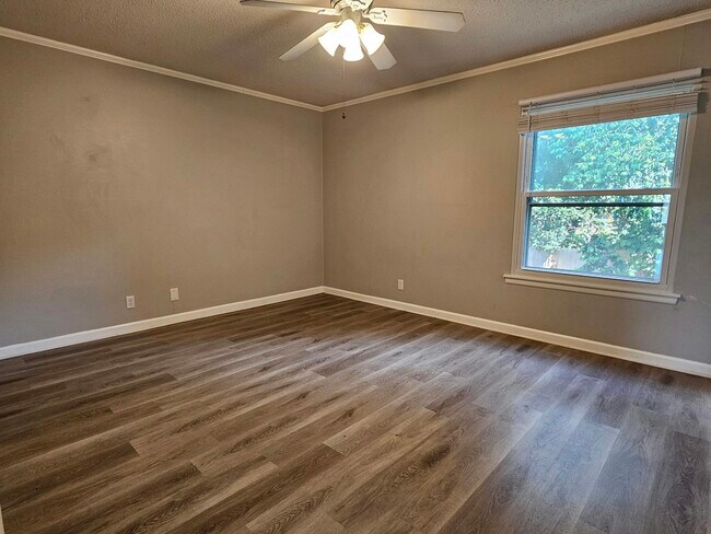Building Photo - 2300 Nacogdoches Rd