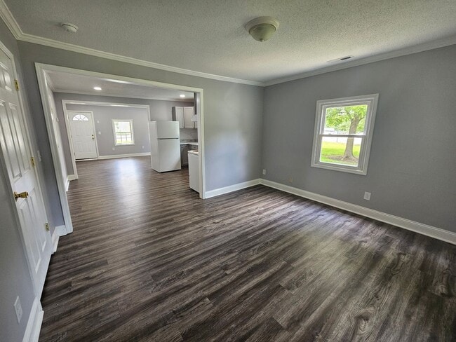 Building Photo - NEW LISTING!!!!!