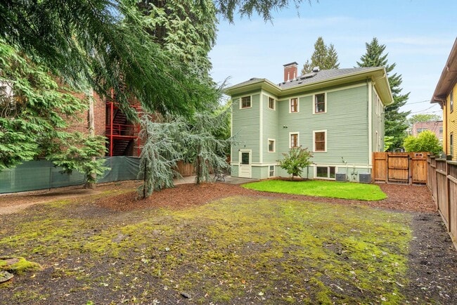 Building Photo - $300 off 1st month! Beautiful 2-bdrm/1-bat...