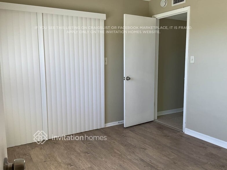 Building Photo - 1726 Lk Crst Ave