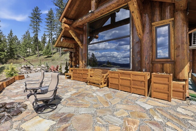 Building Photo - 2BR, 2BTH Executive Log Cabin Living Overlooking Carlin Bay on Lake Coeur d'Alene